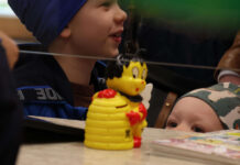 Vorsorge für Kinder: Weitblick als Zukunftsinvestition  Symbolbild_ Kinder am Weltspartag mit einer Sumsi Spardose