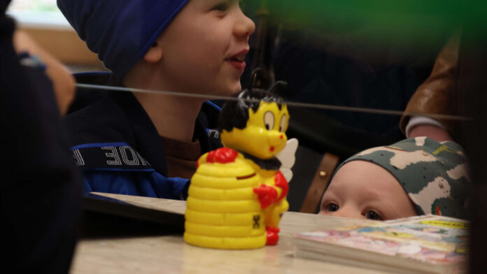 Symbolbild_ Kinder am Weltspartag mit einer Sumsi Spardose