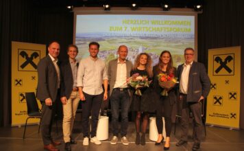 RBR Schallaburg rückt Nachhaltigkeit in den Fokus Gruppenbild: Geschäftsleiter Markus Zuser, Julian Weiß (Ökowind), Philipp Kerschner (Kerschner Umweltservice), Geschäftsleiter Alfons Pitterle, Victoria Neuhofer, Moderatorin Theresa Kitzwögerer und Obmann Dietmar Schöner