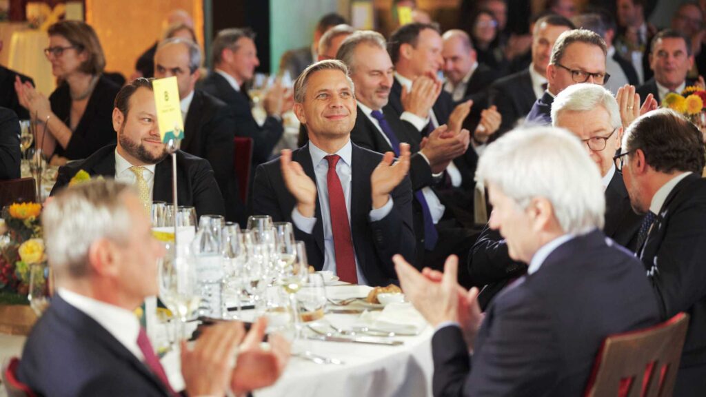 Wirtschaftsminister Wolfgang Hattmannsdorfer im Publikum