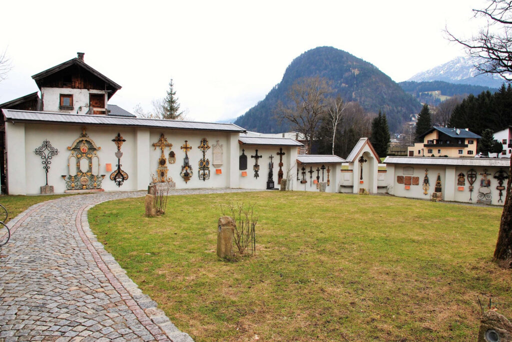 Museumsfriedhof im Tiroler Alpbachtal mit historischem Grabschmuck