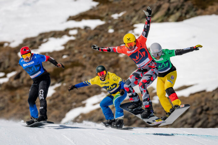Bei der Snowboardcross-WM 2025: Jakob Dusek mit dem Giebelkreuz am Helm, dahinter: Krystof Choura (CZE), Noah Bethonico (BRA) und Martin Noerl (GER)