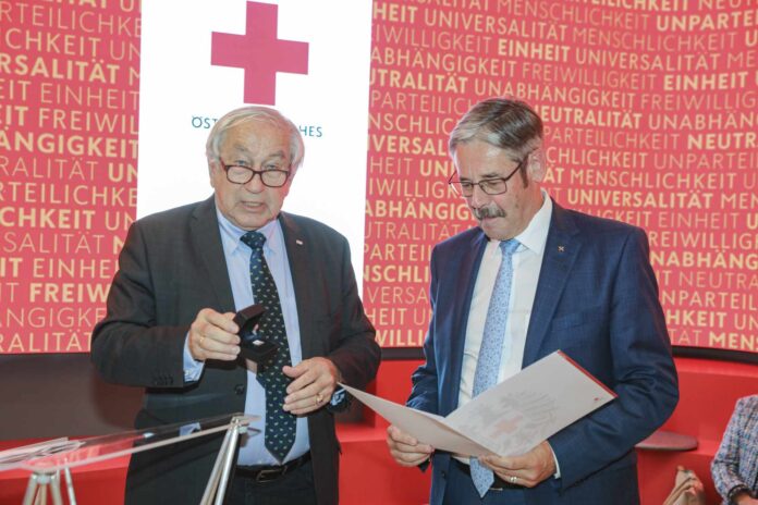 ÖRK-Präsident Gerald Schöpfer ernennt Erwin Hameseder zum Botschafter der Menschlichkeit.