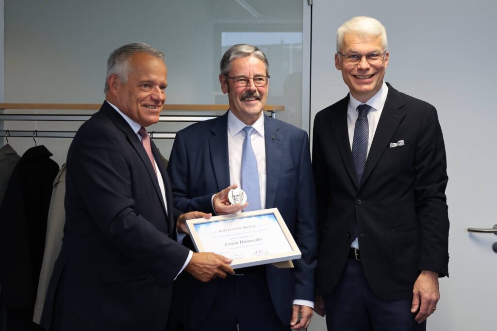 Guy Hoffmann und Andreas Kappes überreichten Erwin Hameseder (Mitte) die Raiffeisen-Medaille der IRU.