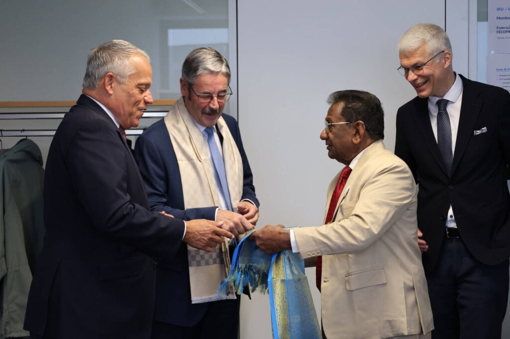 Auch aus Indien bekam Hameseder ein symbolisches Geschenk überreicht.