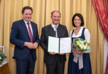 Ausgezeichnetes Wirken für die Region Bundesminister Norbert Totschnig mit Ökonomierat Franz Jetzinger und dessen Gattin Brigitte
