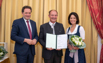 Bundesminister Norbert Totschnig mit Ökonomierat Franz Jetzinger und dessen Gattin Brigitte