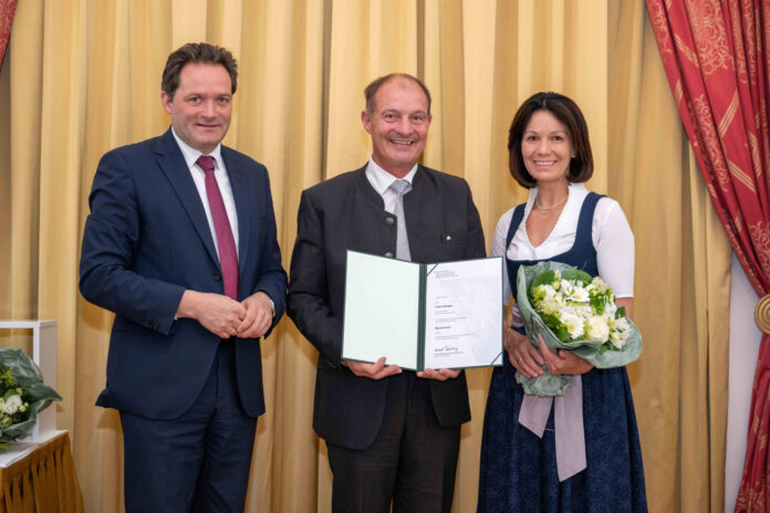 ÷konomieratsverleihung Bundesminister Norbert Totschnig mit Ökonomierat Franz Jetzinger und dessen Gattin Brigitte