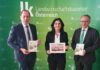 Josef Moosbrugger, Vitore Shala-Mayrhofer und Anton Reinl feiern das zehnjährige Jubiläum des Pflanzenschutz-Warndienstes.