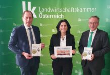 Josef Moosbrugger, Vitore Shala-Mayrhofer und Anton Reinl feiern das zehnjährige Jubiläum des Pflanzenschutz-Warndienstes.
