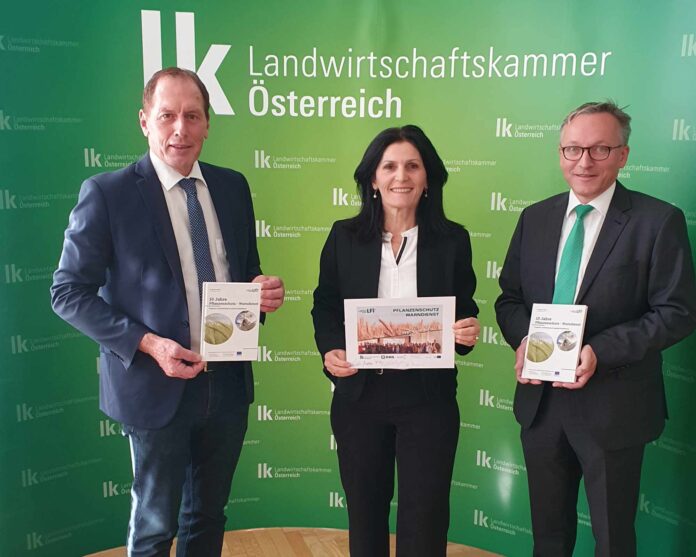 Josef Moosbrugger, Vitore Shala-Mayrhofer und Anton Reinl feiern das zehnjährige Jubiläum des Pflanzenschutz-Warndienstes.
