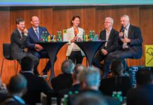 Martina Weissenbök vom Raiffeisen Campus moderierte die Talkrunde mit Michael Alge, Reinhard Schwendtbauer, Michael Höllerer und Andreas Weber.