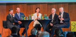 Martina Weissenbök vom Raiffeisen Campus moderierte die Talkrunde mit Michael Alge, Reinhard Schwendtbauer, Michael Höllerer und Andreas Weber.