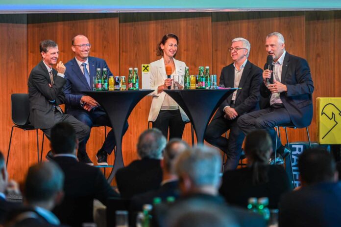Martina Weissenbök vom Raiffeisen Campus moderierte die Talkrunde mit Michael Alge, Reinhard Schwendtbauer, Michael Höllerer und Andreas Weber.