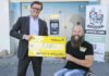 Präsentierten den neuen, barrierefreien Bankomaten in Niederalm: Geschäftsleiter Stefan Wetzlmaier und Thomas Geierspichler