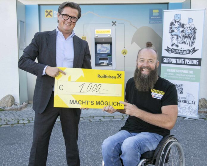 Präsentierten den neuen, barrierefreien Bankomaten in Niederalm: Geschäftsleiter Stefan Wetzlmaier und Thomas Geierspichler