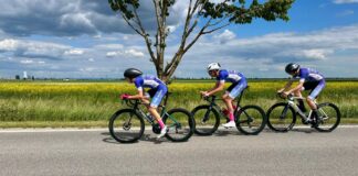 Drei Radrennfahrer auf der Straße