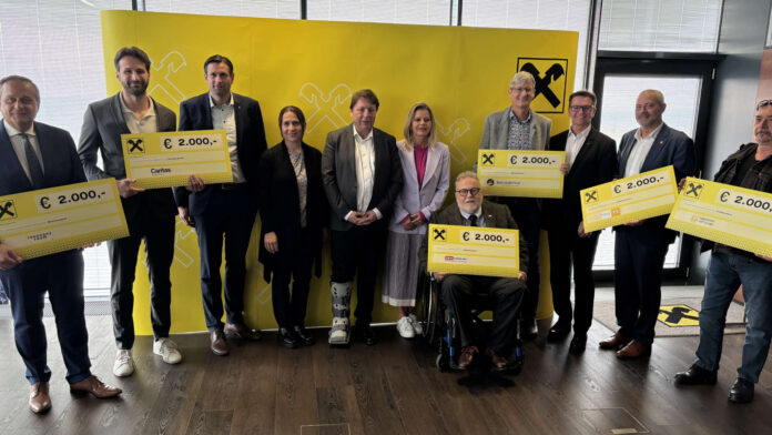 Dietmar Kerschbaum (Resonanzraum), Florian Rammesmayer (Caritas), Vorstandsdirektor Matthias Trost, Alexandra Rieger (Resonanzraum), Generaldirektor Rudolf Könighofer und Stellvertreterin Eva Fugger, Manfred Seifert (ÖZIV Burgenland), Harald Jankovits (Sterntalerhof), Vorstandsdirektor Rudolf Suttner, Nikolaus Scharmer (Burgenländisches Hilfswerk) und Werner Krusbersky (Kinderdorf Pöttsching)