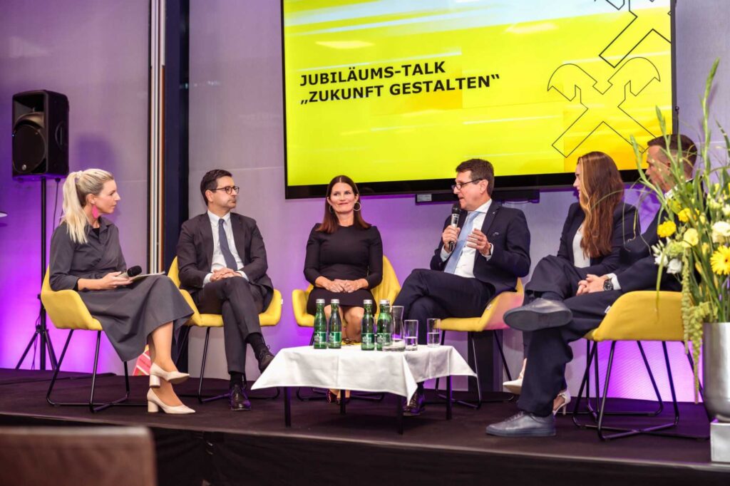 Diskutierten Zukunftsthemen: Moderatorin Martina Klementin, Johannes Rehulka, Raiffeisen-Funktionärin Angela Pacher, Gerhard Oswald, RLB-Mitarbeiterin Sarah Granig und Marcel Aberle