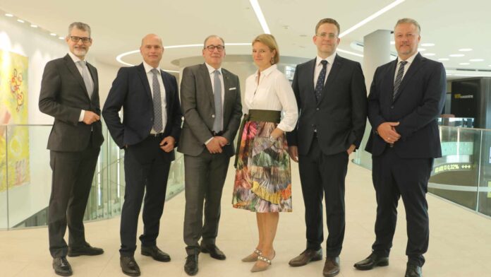 Freuen sich über die neue Partnerschaft: Bernhard Mellitzer, Wenzel Dennig (CMTA), Martin Schaller, Olivia Pinter, Abteilungsleiterin Beteiligungsmanagement RLB Steiermark, Christoph Müller und Martin Strohmaier (CMTA)
