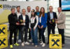 Raiffeisen und Landesskiverband Kärnten verlängern Partnerschaft Gruppenfoto vom Saisonauftakt des 57. Raiffeisen Schülercups