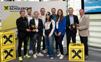 Raiffeisen und Landesskiverband Kärnten verlängern Partnerschaft Gruppenfoto vom Saisonauftakt des 57. Raiffeisen Schülercups