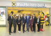 Martin Hauer (4.v.l.) und Christiane Flehberger (3.v.r.) mit Dompfarrer Toni Faber (4.v.r.)und dem Team der Filiale im Auhof-Center