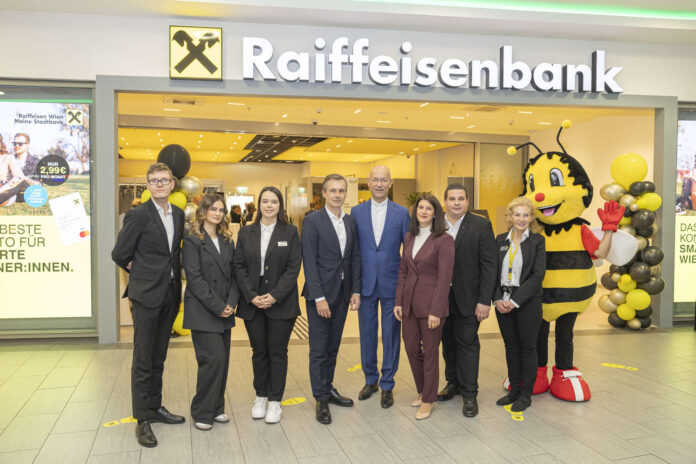 Martin Hauer (4.v.l.) und Christiane Flehberger (3.v.r.) mit Dompfarrer Toni Faber (4.v.r.)und dem Team der Filiale im Auhof-Center