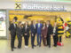 Martin Hauer (4.v.l.) und Christiane Flehberger (3.v.r.) mit Dompfarrer Toni Faber (4.v.r.)und dem Team der Filiale im Auhof-Center