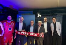 Flyers-Kapitän Christian von Fintel, Flyers-Obmann Michael Dittrich, Roland Hechenberger, Bernhard Ploier, Trainer Sebastian Waser und Marketing-Leiter Michael Mandlbauer ziehen gemeinsam an einem Strang.