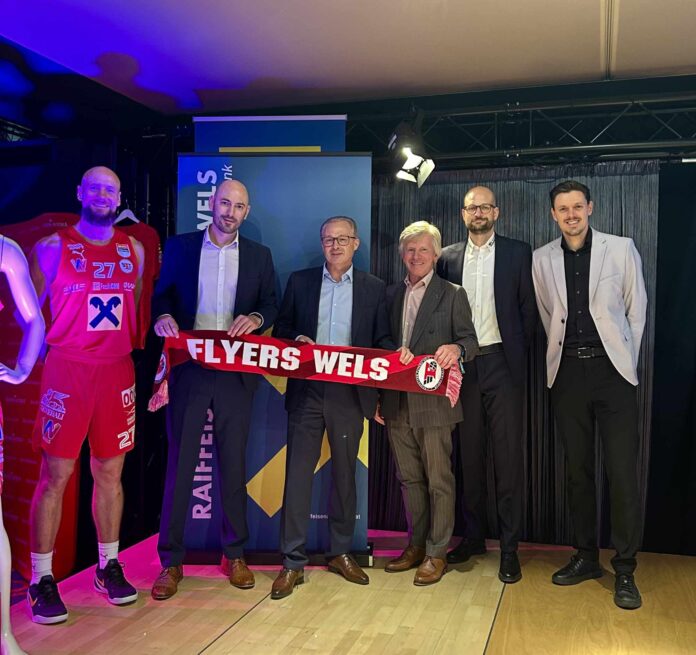 Flyers-Kapitän Christian von Fintel, Flyers-Obmann Michael Dittrich, Roland Hechenberger, Bernhard Ploier, Trainer Sebastian Waser und Marketing-Leiter Michael Mandlbauer ziehen gemeinsam an einem Strang.