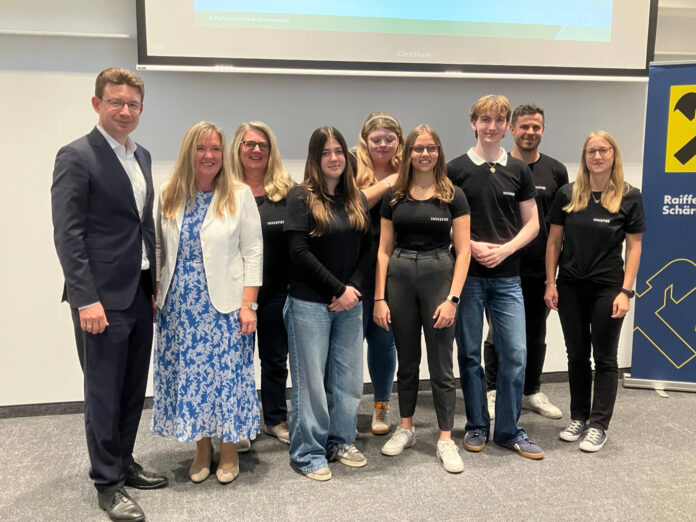 Norman Eichinger und die Geschäftsleiterin der Raiffeisenbank Region Schärding, Karin Wallerstorfer-Rögl, mit dem Team rund um die neue Schülergenossenschaft.