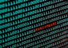 Symbolbild Cybercrime: Bildschirm mit Binärcode und dem Wort "Ransomware" in Rot