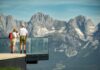 Wanderer stehen auf der Aussichtsplattform beim Starthaus vom Hahnenkamm-Rennen an der Streif in Kitzb¸hel und blicken auf die beeindruckende Berglandschaft.