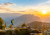 Wanderer in der Abendsonne vor Bergpanorama