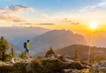 Wanderer in der Abendsonne vor Bergpanorama