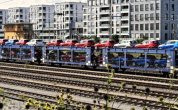 wiiw: Osteuropa bleibt Wachstumsmotor  Güterzug mit Autos