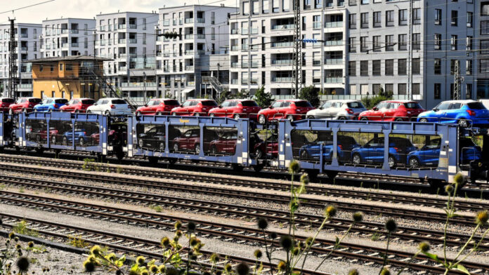 Symbolbild autotransport-4360094_1280 Güterzug mit Autos