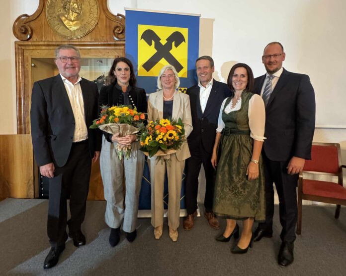 Vorstand Bernhard Sommerauer, Monika Köppl-Turyna, Elisabeth Stadler, Vorstand Winfried Schönberger, Vorständin Michaela Anzinger und Horst Berghammer, Leiter Private Banking und KMU-Betreuung