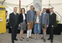 100 Jahre regionale Gemeinschaft Blickten gemeinsam auf die Geschichte der Raiffeisenbank Kuchl-St. Koloman zurück: RVS-Obmann Erich Zauner, RVS-Geschäftsleiterin Anna Doblhofer-Bachleitner, die Geschäftsleitung Bernhard Pichler, Waltraud Lämmerhofer und Johann Struber gemeinsam mit dem Kuchler Bürgermeister und Aufsichtsratsvorsitzenden Thomas Freylinger