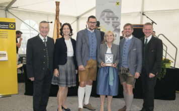 100 Jahre regionale Gemeinschaft Blickten gemeinsam auf die Geschichte der Raiffeisenbank Kuchl-St. Koloman zurück: RVS-Obmann Erich Zauner, RVS-Geschäftsleiterin Anna Doblhofer-Bachleitner, die Geschäftsleitung Bernhard Pichler, Waltraud Lämmerhofer und Johann Struber gemeinsam mit dem Kuchler Bürgermeister und Aufsichtsratsvorsitzenden Thomas Freylinger