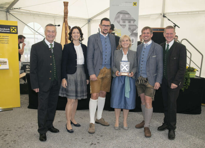 c RB Kuchl-St. Koloman_Dorn_v.l. Zauner, Doblhofer-Bchleitner, Pichler, Lämmerhofer, Struber, Freylinger Blickten gemeinsam auf die Geschichte der Raiffeisenbank Kuchl-St. Koloman zurück: RVS-Obmann Erich Zauner, RVS-Geschäftsleiterin Anna Doblhofer-Bachleitner, die Geschäftsleitung Bernhard Pichler, Waltraud Lämmerhofer und Johann Struber gemeinsam mit dem Kuchler Bürgermeister und Aufsichtsratsvorsitzenden Thomas Freylinger