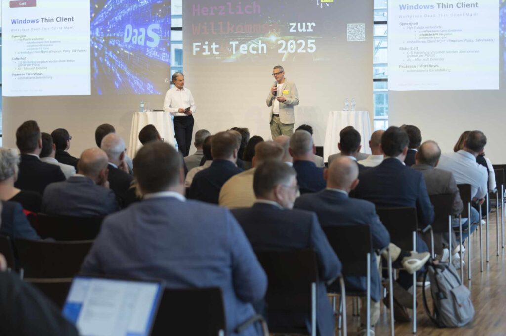 Blick vom Publikum auf die Bühne bei Fit4Tech