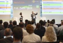 Blick vom Publikum auf die Bühne bei Fit4Tech