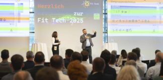 Blick vom Publikum auf die Bühne bei Fit4Tech