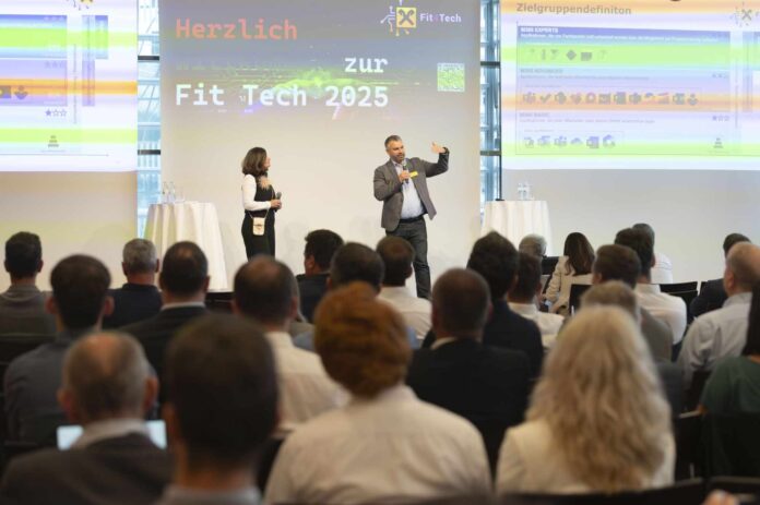 Blick vom Publikum auf die Bühne bei Fit4Tech
