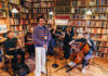 Julian le Play: „Diese Erkenntnis war wie eine Erleuchtung“ Julian le Play spielt mit Band vor einem großen Bücherregal.