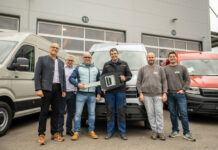 Bei der Transporter-Übergabe: Christian Kern (Spartenleiter Technik), LH-Geschäftsführer Reinhard Thürr, Verkäufer Franz Schabhüttl, Firmenchef Ewald Raupold, Standortleiter Martin Winkler und LKW-Meister Dominik Fritsch