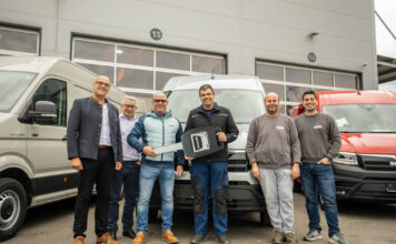 Bei der Transporter-Übergabe: Christian Kern (Spartenleiter Technik), LH-Geschäftsführer Reinhard Thürr, Verkäufer Franz Schabhüttl, Firmenchef Ewald Raupold, Standortleiter Martin Winkler und LKW-Meister Dominik Fritsch