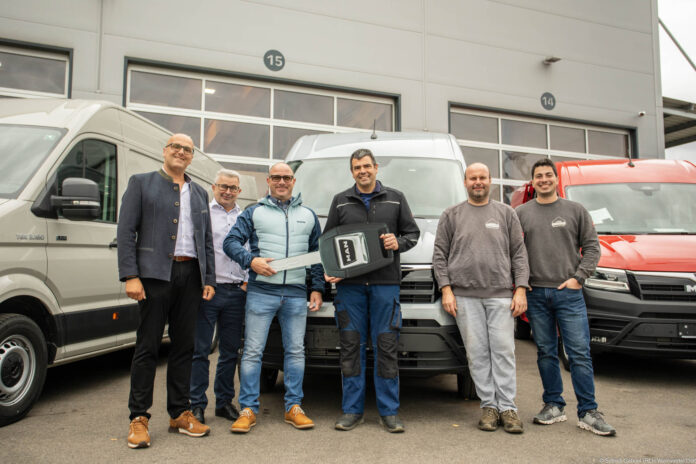 Bei der Transporter-Übergabe: Christian Kern (Spartenleiter Technik), LH-Geschäftsführer Reinhard Thürr, Verkäufer Franz Schabhüttl, Firmenchef Ewald Raupold, Standortleiter Martin Winkler und LKW-Meister Dominik Fritsch